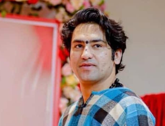 बागेश्वर धाम के पंडित धीरेंद्र कृष्ण शास्त्री की हिंदुओं को कड़ी चेतावनी: एकजुट न हुए तो भारत के चौराहों पर बांग्लादेश जैसे हालात देखने को मिलेंगे। 