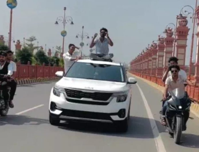 Prayagraj : प्रयागराज में लबे रोड पर खतरनाक स्टंटबाजी, अतीक अहमद के डायलॉग वाली रील वायरल होने पर 4 गिरफ्तार, दो कारें सीज