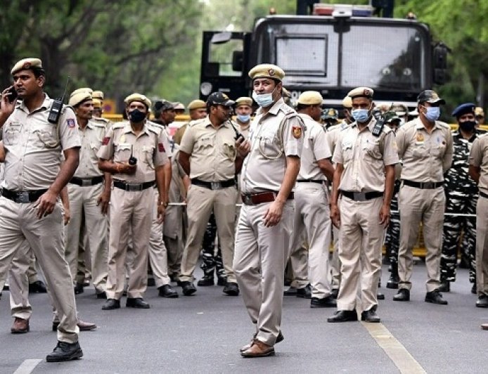 नए साल से पहले दिल्ली पुलिस का ऑपरेशन आघात 3.0: 285 आरोपी गिरफ्तार, अवैध हथियार, शराब और ड्रग्स जब्त। 