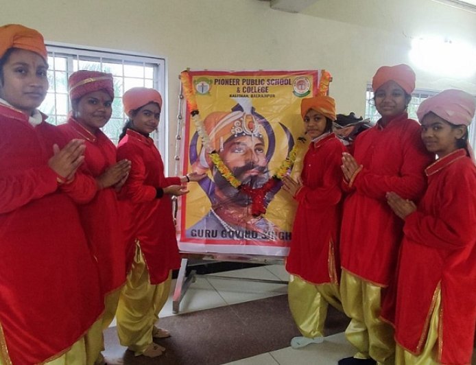 Balrampur: पायनियर पब्लिक स्कूल एवं कॉलेज में गुरु गोबिंद सिंह जी की जयंती धूमधाम से मनाई गई। 