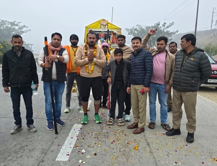 Hapur: गाय को राष्ट्र माता घोषित करने की मांग: कांवड़िया कमल की हरिद्वार से काशी तक विशेष कांवड़ यात्रा हापुड़ पहुंची। 