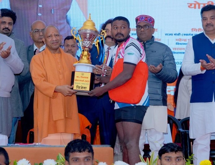 Gorakhpur: सीएम योगी का बड़ा ऐलान- हर मंडल मुख्यालय पर बनेगा स्पोर्ट्स कॉलेज, ग्राम पंचायत से जिला स्तर तक खेल इंफ्रास्ट्रक्चर मजबूत। 