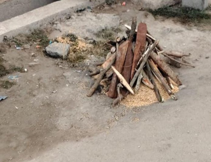 Lakhimpur : गीली लकड़ी से जल रहे अलाव, शीतलहर के बीच धौरहरा नगर पंचायत की लापरवाही से लोग परेशान