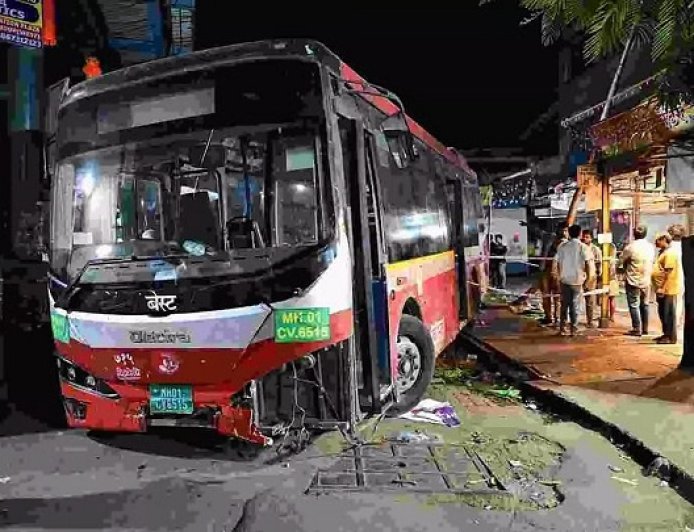 मुंबई के भांडुप में BEST बस का कहर: रिवर्स लेते समय अनियंत्रित होकर राहगीरों को रौंदा, 4 की मौत, 9 घायल; CCTV फुटेज में कैद हुई भयावह घटना