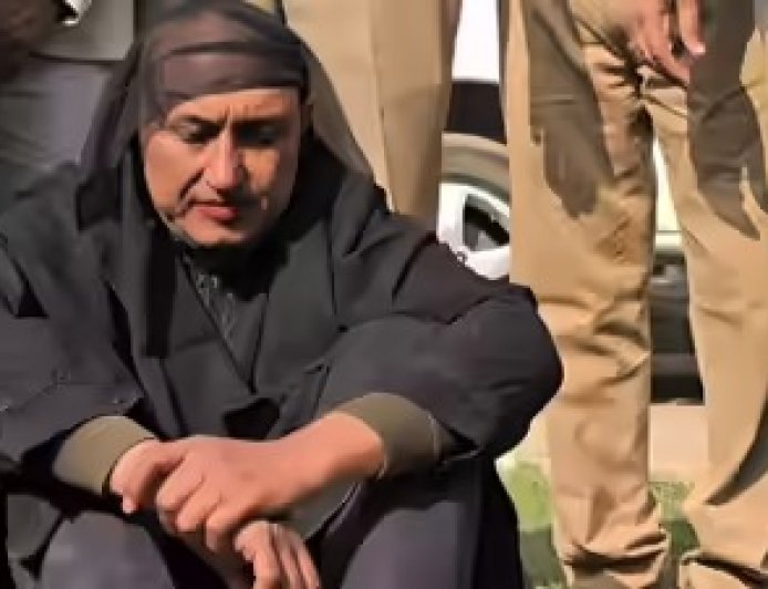 बुर्का और लिपस्टिक लगाकर वृंदावन में छिपा था इनामी आरोपी गिरफ्तार, पुलिस ने पकड़ा, धौलपुर में नाबालिग को नौकरी के बहाने किया था बलात्कार