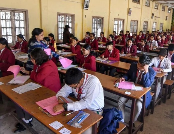CBSE बोर्ड परीक्षा 2026 में बड़ा बदलाव- 3 मार्च की परीक्षा स्थगित, अब इस तारीख से होंगी परीक्षाएं