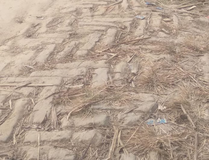 Sitapur : आजादी के बाद भी खड़ंजा सड़कों पर सफर कर रहे ग्रामीण