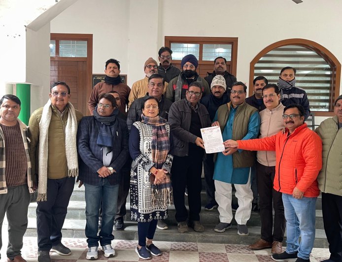 Lakhimpur : फिटनेस सेंटरों में पारदर्शिता की मांग को लेकर उद्योग व्यापार मंडल ने ज्ञापन सौंपा