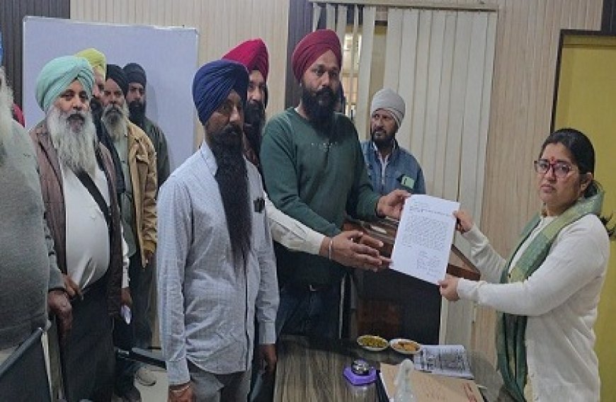 Bajpur: आवारा पशुओं पर रोकथाम के लिए एसडीएम को ज्ञापन सौंपा। 