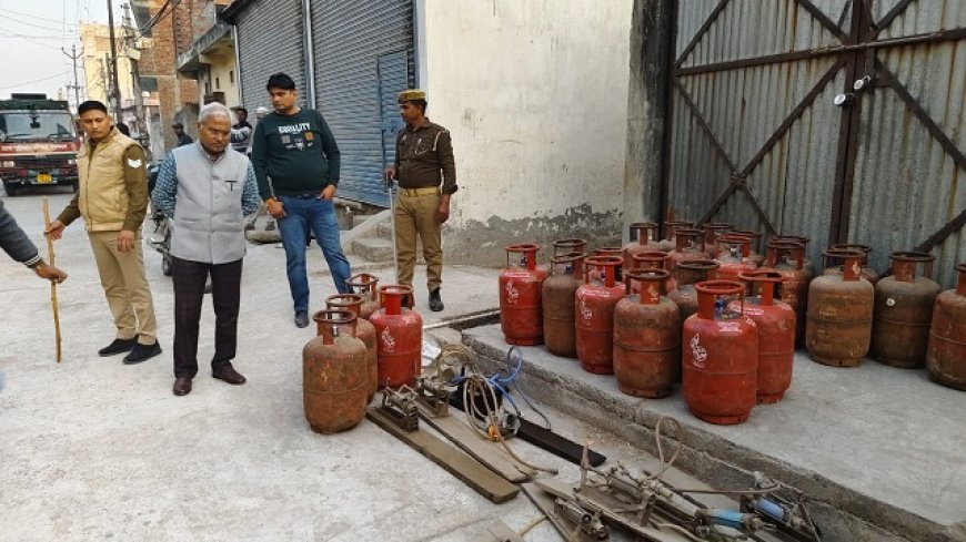 Sambhal: सम्भल में सिटी मजिस्ट्रेट की छापेमारी में अवैध गैस रीफिलिंग का भंडाफोड़।