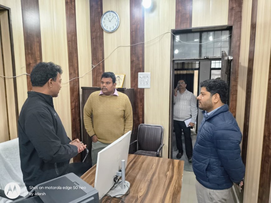 Sitapur : जिलाधिकारी ने बेसिक शिक्षा अधिकारी कार्यालय का किया आकस्मिक निरीक्षण