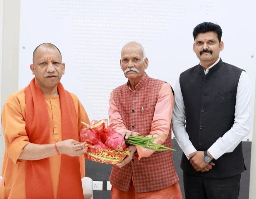 Sultanpur : भाजपा नेता ने सीएम योगी को भेंट किया अपने खेत का ड्रैगन फ्रूट, नई फसल अपनाने और किसानों की आय बढ़ाने पर हुई विस्तृत बातचीत