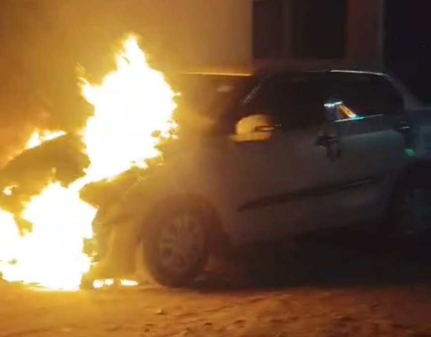 Sitapur : लहरपुर में खड़ी स्विफ्ट डिजायर अचानक बनी आग का गोला, आगे का हिस्सा जलकर खाक