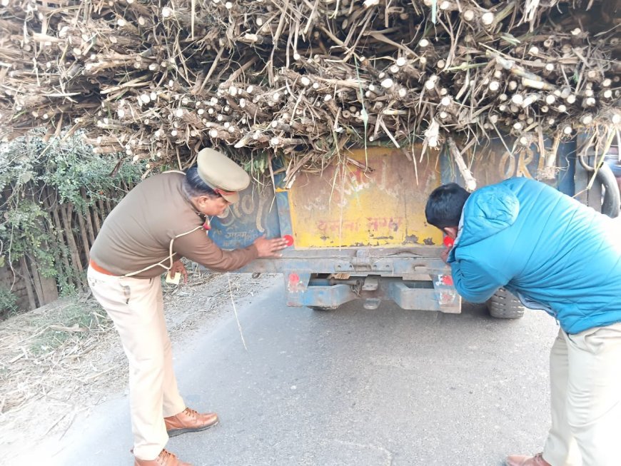 Deoband : कोहरे में न हों हादसे, पुलिस ने वाहनों पर लगाए रिफलेक्टर