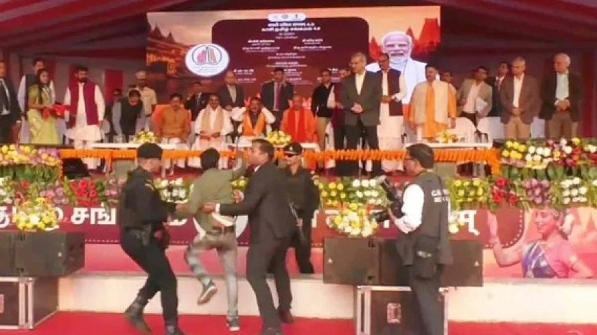 वाराणसी नमो घाट पर योगी की सुरक्षा में बड़ी चूक- शराबी युवक ने तोड़ा घेरा, मंच तक पहुंचा लेकिन कमांडो की ने रोका, तत्काल गिरफ्तार। 