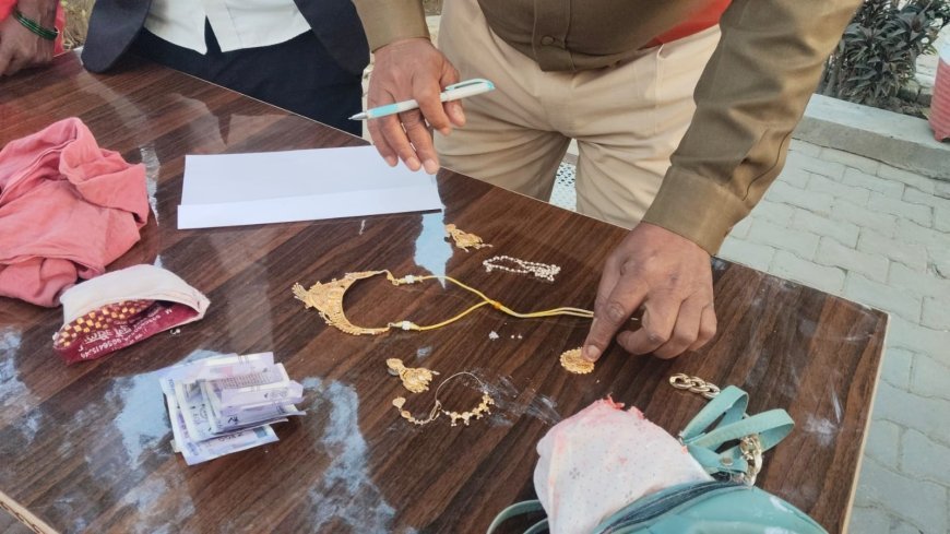 Hardoi : लावारिस बैग में मिले सोने-चाँदी के जेवरात और नकदी, बाँटने की कोशिश नाकाम, पुलिस ने कब्जे में लिया