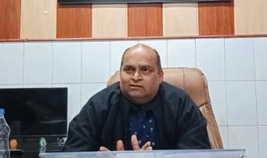 Sitapur : झोलाछाप डॉक्टरों और अवैध क्लीनिक चलाने वालों पर कसा शिकंजा, सीएचसी प्रभारी डॉ. अरविंद वाजपेयी ने जारी किया नोटिस