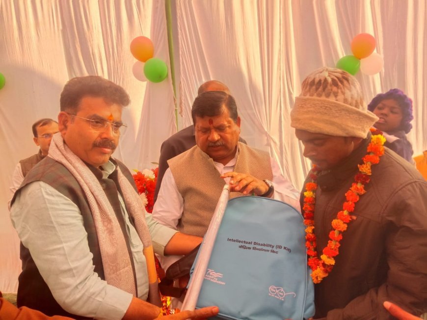 Sitapur : अंतरराष्ट्रीय दिव्यांग दिवस पर राज्यमंत्री राकेश राठौर गुरु ने बांटे सहायक उपकरण