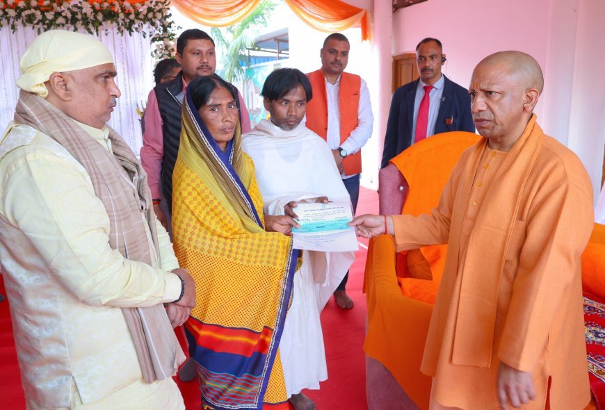 Lucknow : मुख्यमंत्री योगी आदित्यनाथ ने गोरखपुर में राम नेवास की पत्नी को अनुसूचित जाति-जनजाति अधिनियम के तहत सहायता राशि का चेक दिया