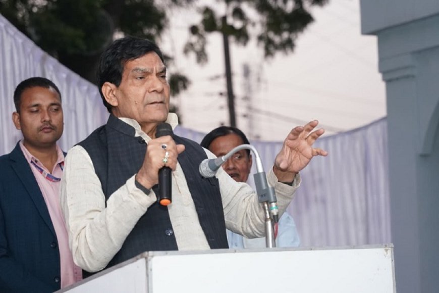 Lucknow: ऊर्जा मंत्री ए.के. शर्मा ने मऊ में पीएम सूर्य घर योजना के लाभार्थियों को बांटे प्रमाण-पत्र। 