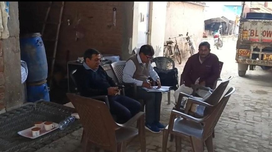 Hathras: डेयरी पर खाद्य विभाग का छापा, पनीर-घी के नमूने लिए। 