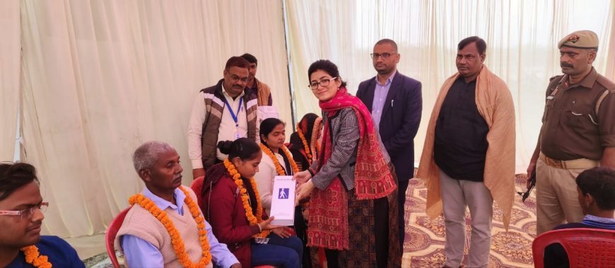 Pratapgarh : जिला दिव्यांग जन सशक्तिकरण विभाग ने सहायक उपकरण बांटे, सीडीओ ने कहा- दिव्यांगता बाधा नहीं, सफलता की राह है