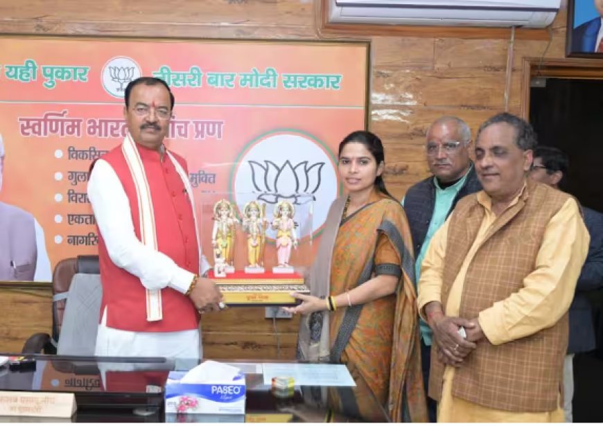 Prayagraj : पूजा पाल ने डिप्टी सीएम केशव मौर्य से आशीर्वाद लिया, सपा से निकाले जाने के बाद भाजपा की ओर संकेत