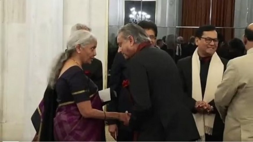 पुतिन के सम्मान में राष्ट्रपति भवन डिनर: राहुल-खरगे को न्योता न मिलने पर विवाद, शशि थरूर की निर्मला सीतारमण से बातचीत वाली तस्वीर ने बढ़ाई सियासी हलचल। 