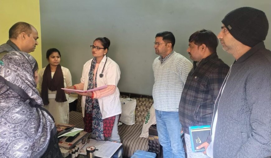 Sitapur : लहरपुर सीएचसी अधीक्षक ने टीकाकरण केंद्रों का निरीक्षण किया, शत-प्रतिशत टीकाकरण के दिए निर्देश