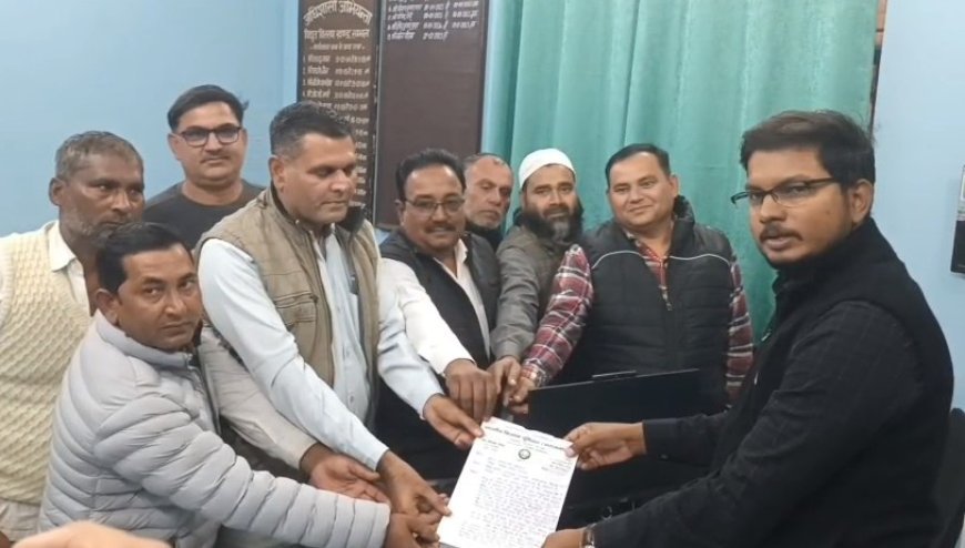 Sambhal: भाकियू अराजनैतिक ने बिजली समस्या को लेकर सौंपा ज्ञापन, 13 दिसंबर से धरने की चेतावनी।