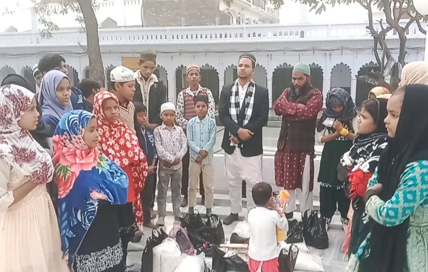 Sitapur : देवा शरीफ में छात्रों ने की चादरपोशी, महफिल-ए-मीलाद का आयोजन