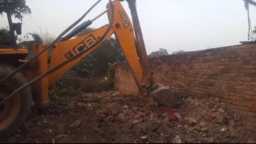 Gonda : बालाजी मंदिर सौंदर्यीकरण में गरीब परिवारों के घर हटाने का विवाद, एसडीएम को शिकायत