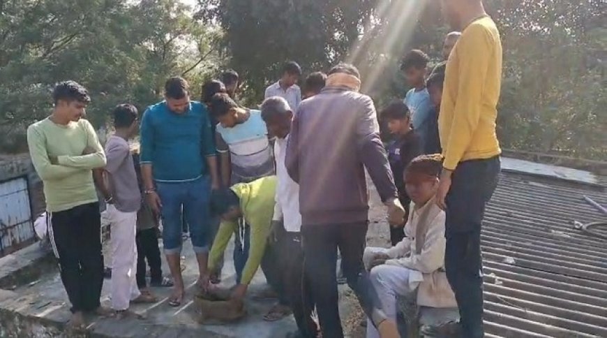 Hathras: नवजात को बोरी में फेंका, गांव में सनसनी।