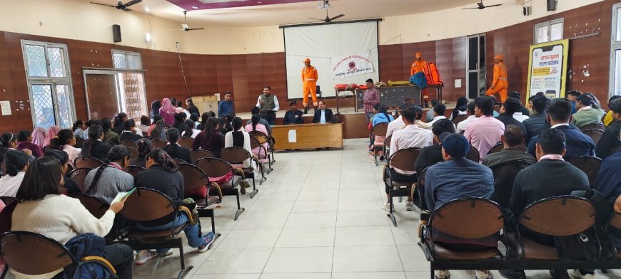 Hapur : एनडीआरएफ ने कॉलेज में शुरू किया फैमेक्स कार्यक्रम, छात्रों को सिखाईं आपदा से बचने की तकनीकें