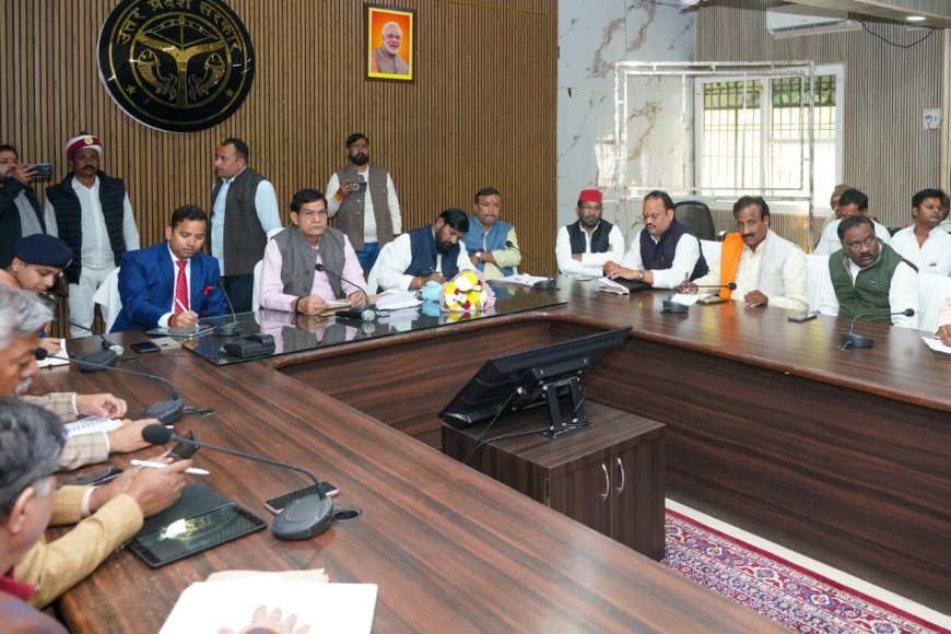 Lucknow : नगर विकास में ऊर्जा मंत्री एवं जनपद भदोही के प्रभारी मंत्री ए.के. शर्मा ने कलेक्ट्रेट सभागार (ज्ञानपुर) में की समीक्षा बैठक