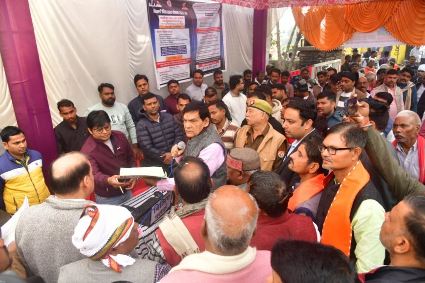 Lucknow : नगर विकास एवं ऊर्जा मंत्री ए.के. शर्मा ने वाराणसी के रोहनिया विद्युत उपकेंद्र में लगे बिजली बिल राहत शिविर का किया निरीक्षण