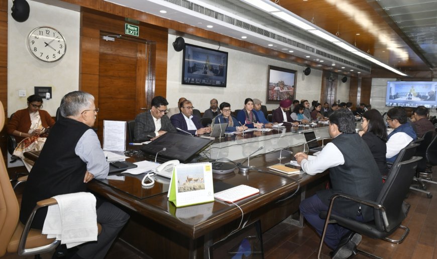 Lucknow : मुख्य सचिव ने जिलाधिकारियों से वीडियो कॉन्फ्रेंसिंग कर योजनाओं की समीक्षा की, दिए निर्देश