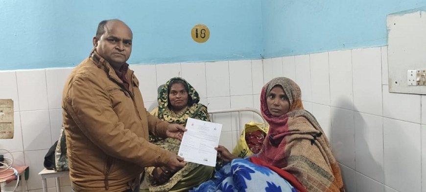 Sitapur: अधीक्षक ने सीएचसी में जन्मे बच्चों को वितरित किए जन्म प्रमाण पत्र।