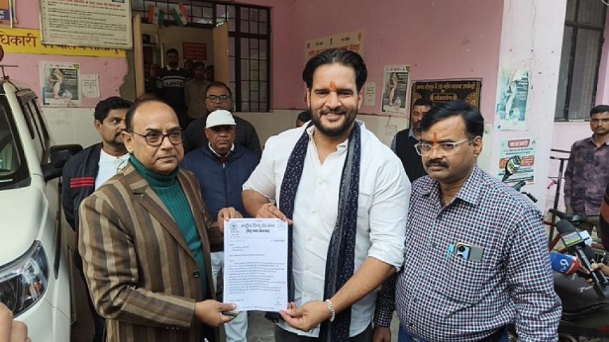 Sitapur: बिना नोटिस बर्खास्तगी के खिलाफ सुरक्षा गार्डों का हल्ला बोल, CMO ने तुरंत बहाल की नौकरी और बकाया वेतन दिलाया। 