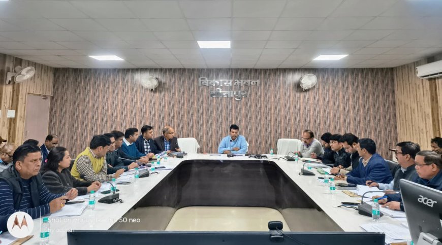 Sitapur : सीतापुर में जिलाधिकारी की अध्यक्षता में मुख्यमंत्री डैशबोर्ड पर विकास कार्यों की समीक्षा