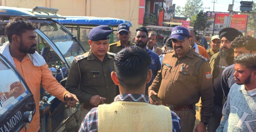 Uttrakhand : पुलिस ने ई रिक्शा चलको टेंपो वालों से मारपीट करने पर खड़काया