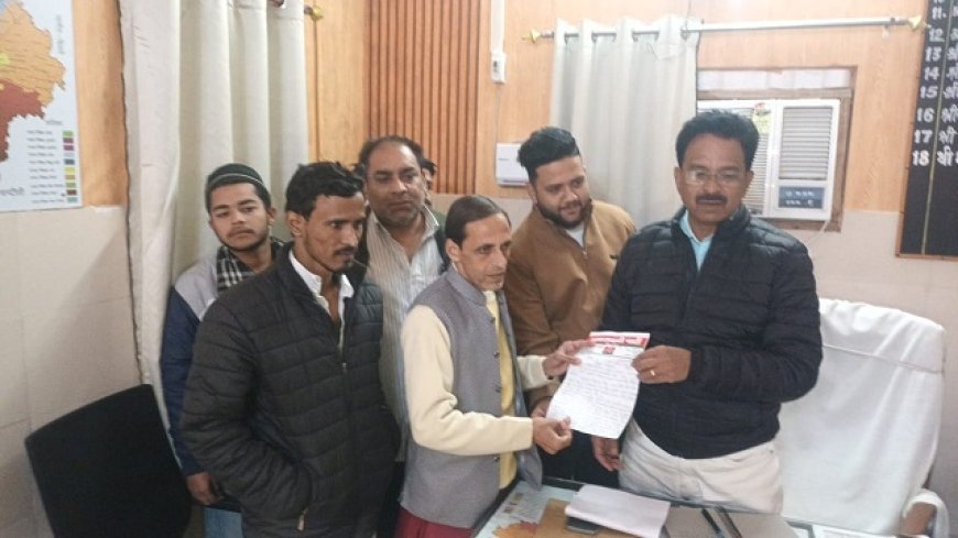 Sambhal: सपा कार्यकर्ताओं ने पांच सूत्रीय मांगों को लेकर तहसीलदार को सौंपा ज्ञापन। 