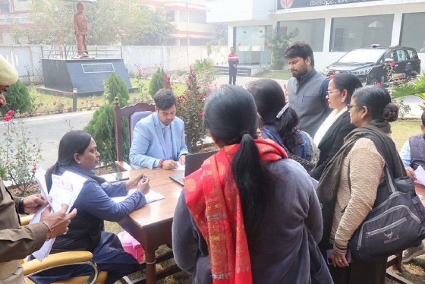 Hardoi: डीएम अनुनय झा ने जनसुनवाई में सुनी 62 शिकायतें, त्वरित निस्तारण के दिए निर्देश। 