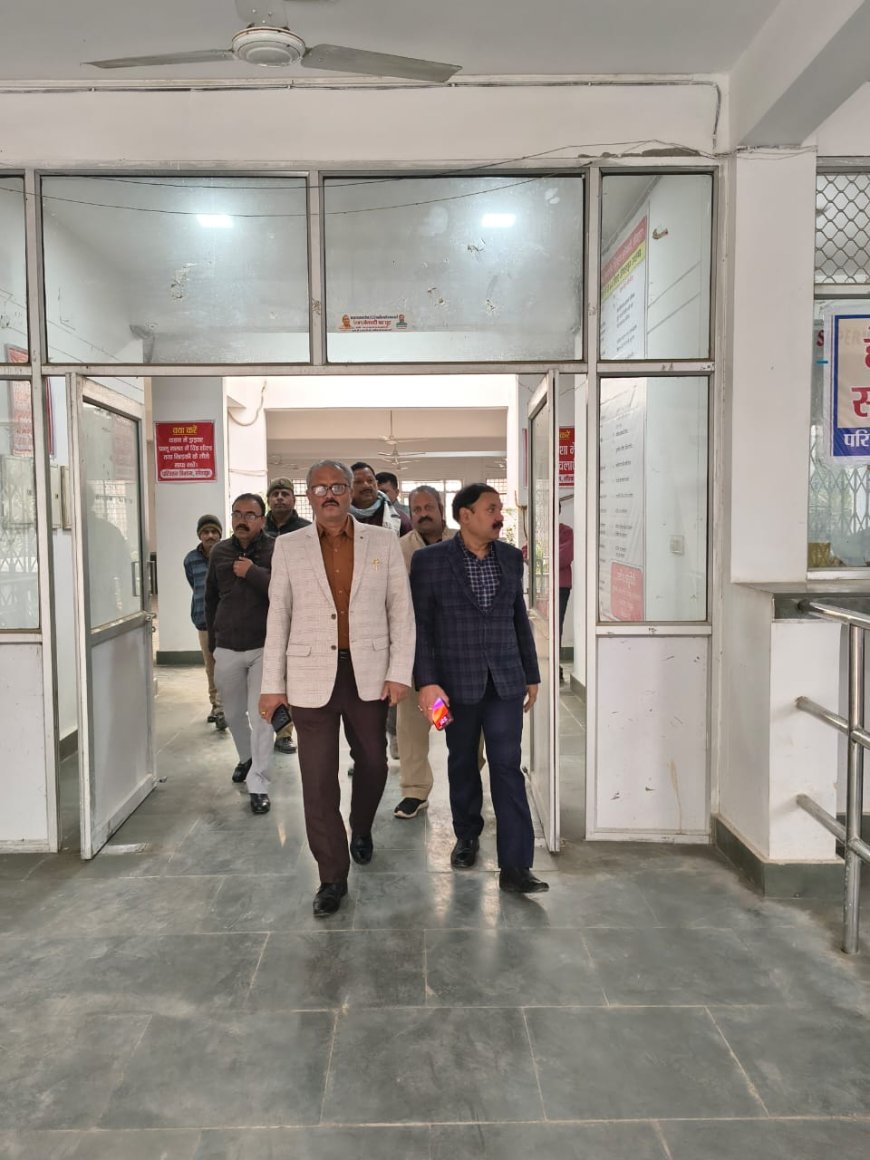 Sitapur : सीतापुर में संभागीय परिवहन अधिकारी (प्रवर्तन) ने एआरटीओ कार्यालय का निरीक्षण किया