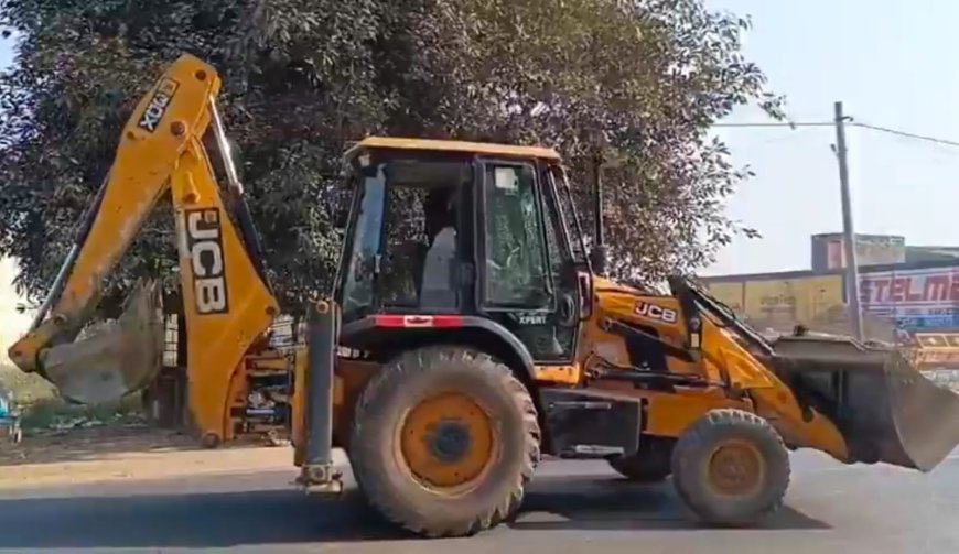 Hathras : गढ़मुक्तेश्वर में अवैध मिट्टी खनन पर उपजिलाधिकारी की कार्रवाई, जेसीबी व चार ट्रैक्टर-ट्रॉली जब्त