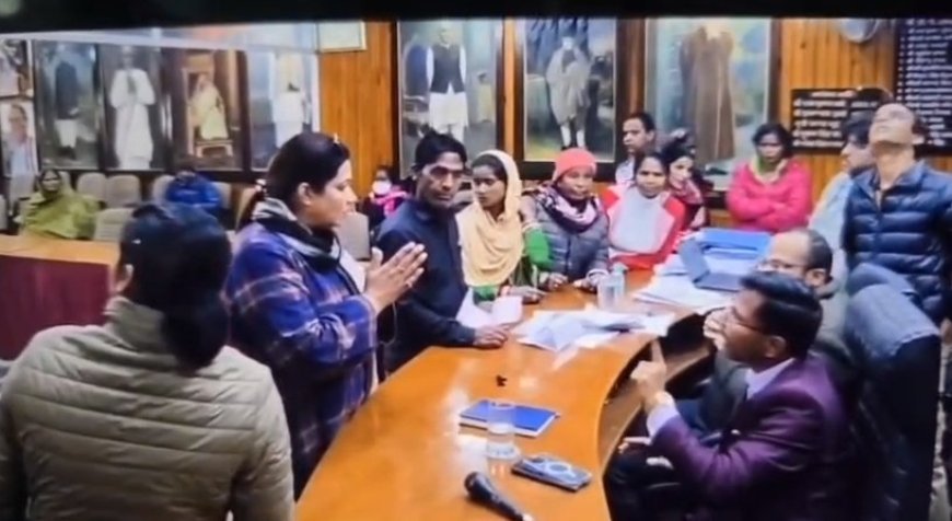Mussoorie: मसूरी में टाउन वेंडिंग कमेटी की बैठक में हंगामा, कांग्रेस नेत्री पर एसडीएम से अभद्रता का आरोप।