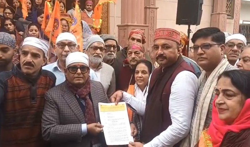 Sambhal: सम्भल में पंजाबी समाज का आक्रोश, झंडेवालान मंदिर तोड़फोड़ का किया विरोध।