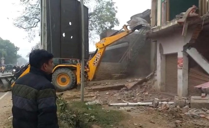 Sitapur : लहरपुर में तालाब की जमीन पर बनी 10 पक्की दुकानों पर चला बुलडोजर