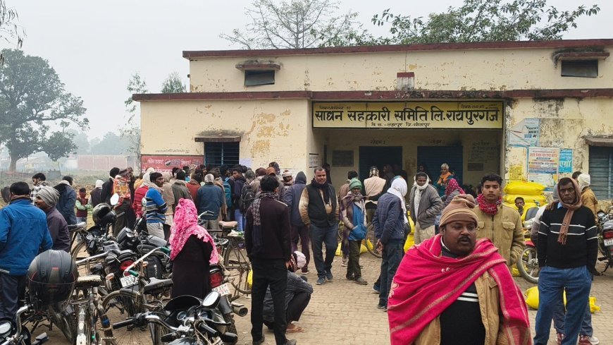 Sitapur : कड़ाके की ठंड में यूरिया खाद के लिए लाइन मे लगकर धक्के खा रहे किसान