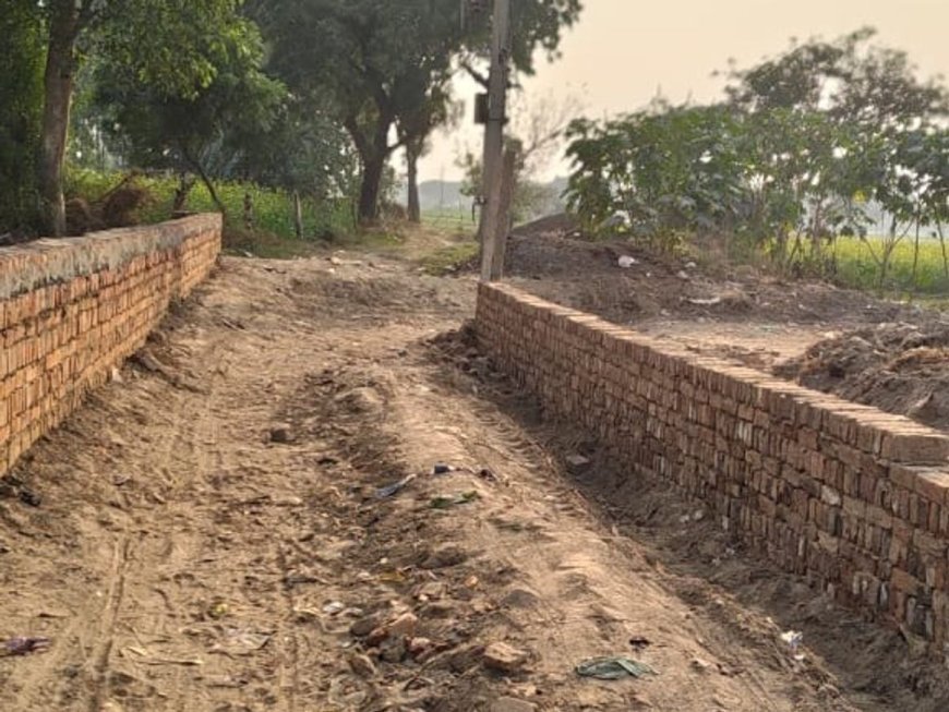 Sitapur : खैराबाद में मधवापुर गांव के ग्रामीणों ने विकास कार्य ठप होने पर जताया रोष, अवैध प्लाटिंग की शिकायत की